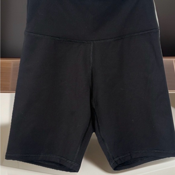 Champion Women’s Black High-Rise Shorts Size Small Compression NWT Biker Short - Picture 2 of 3